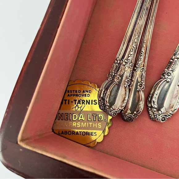 1881 Rogers Silverplate Oneida LTD. Enchantment 59 Piece & Wooden Chest - Picture 5 of 13